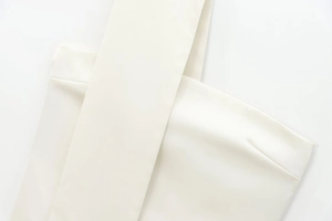 Makrodetail des glatten weißen Satinstoffs mit feiner Textur und mattem Finish