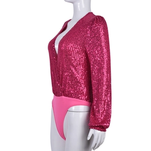 Détail d'un body à paillettes rose fuchsia avec manches longues et décolleté en V