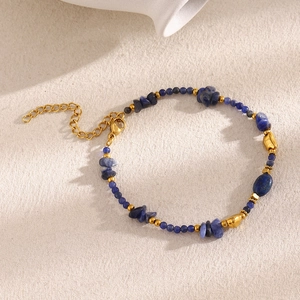 Dettaglio del bracciale placcato oro 18K con pietre naturali blu e chiusura regolabile