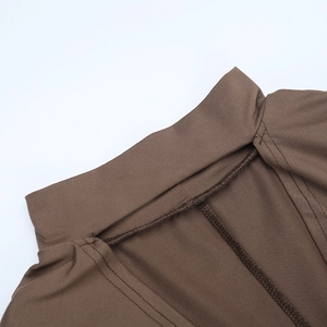 Gros plan détaillé du décolleté en V et des coutures de cette robe marron à manches longues