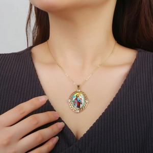 Collana moda della Vergine Maria placcata in oro con pietre di zircone su modella