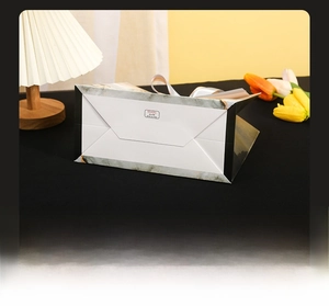 Detail of marble texture gift bag with reinforced base showing 1-5kg load capacity