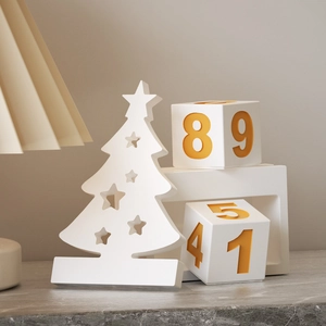 Calendrier de l'Avent minimaliste avec sapin étoilé et cubes de chiffres blancs