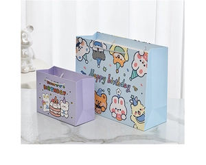 Detaillierter Vergleich süßer Cartoon Happy Birthday Geschenktüten in Lila und Blau
