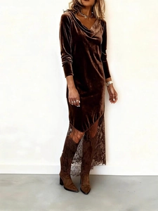 Robe longue élégante en velours marron foncé avec col bénitier et bordure en dentelle