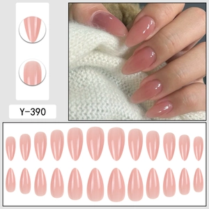 Lot de 24 faux ongles amande rose tendre comprenant vue mannequin et disposition complète