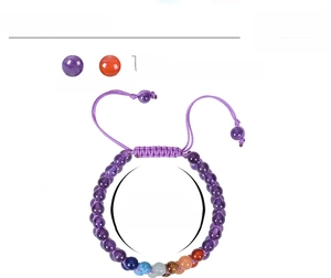 Dettaglio di perle di ametista da 6mm e pietre chakra su cordino intrecciato regolabile