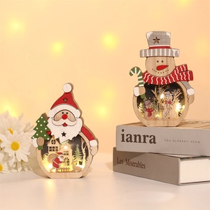 Détail macro de décorations de Noël en bois avec Père Noël et bonhomme de neige à LED