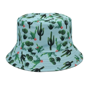 Détail du chapeau bob bleu clair avec imprimé cactus et coutures soignées