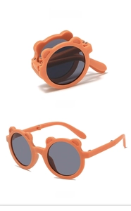 Détail de lunettes de soleil pliables orange pour enfants avec oreilles d'ours mignonnes