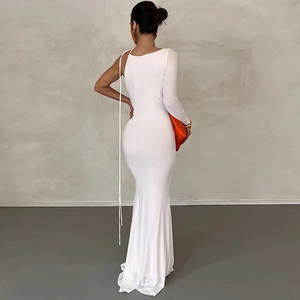 Elegante abito da sera bianco monospalla a maniche lunghe con silhouette a sirena
