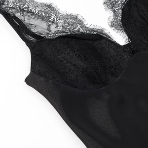 Gros plan sur la dentelle cil noire et le tissu satiné soyeux du haut pour femmes