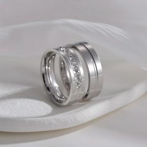 Set di anelli eleganti in acciaio inossidabile con zirconi su marmo bianco
