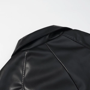 Détail d'une veste en similicuir noir avec col montant et coutures d'épaule précises