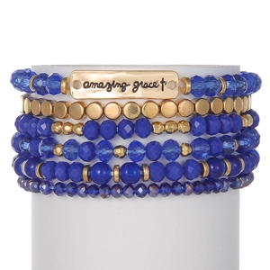 Détail de bracelets multi-rangs en perles avec plaque Amazing Grace et cristaux bleus
