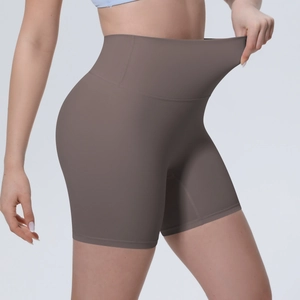 Détail montrant la haute élasticité et le gainage des shorts de yoga mocha