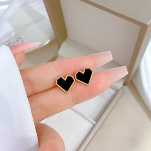 Orecchini a cuore minimalisti in oro con inserto nero e dettaglio con perline