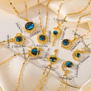 Makroaufnahme goldener Himmelsanhänger mit tiefblauen Nebeln auf weißem Seidenhintergrund