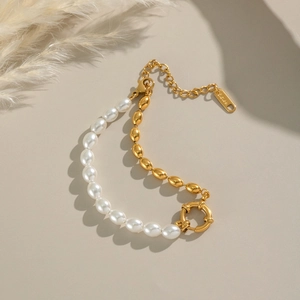 Minimalist stainless steel pearl bracelet with oval gold beads and adjustable chain