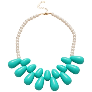 Collier en perles acryliques avec pendentif goutte d'eau cyan sur fond blanc épuré