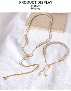 Dettaglio del set di collana e bracciale in zircone dorato con chiusura regolabile