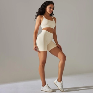 Détail de la texture maille côtelée de l'ensemble brassière yoga et short taille haute