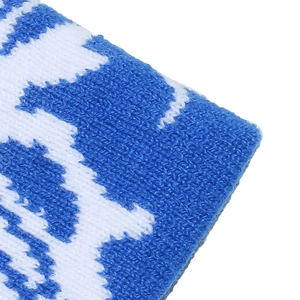 Macro del tessuto a maglia jacquard blu e bianco che mostra i dettagli del motivo etnico