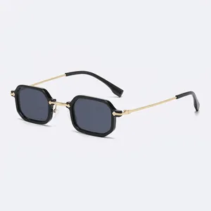 Retro-Sonnenbrille mit schwarzem Sechskantrahmen und goldenen Metallbügeln