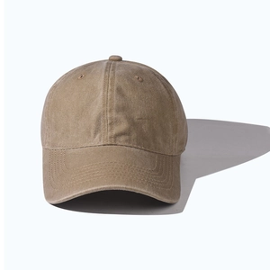 Gros plan détaillé de la casquette de baseball en coton lavé kaki montrant la texture vintage