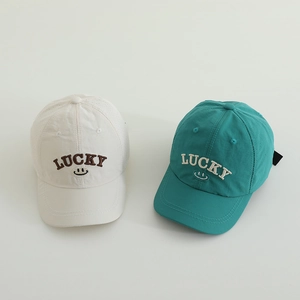 Details von schnelltrocknenden Kinderkappen mit LUCKY-Stickerei in Weiß und Grün