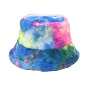 Détail du chapeau bob en fausse fourrure tie-dye coloré avec une texture pelucheuse épaisse