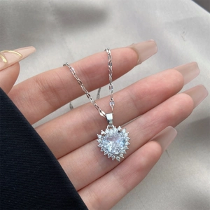 Détail du pendentif en zircon en forme de cœur avec diamants sur chaîne argentée
