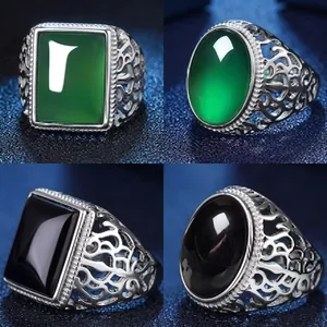 Detail van punk drakenklauw ringen met groene en zwarte ovale edelstenen