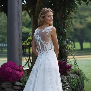 Robe de mariée trapèze élégante avec appliqués de dentelle et dos illusion à boutons