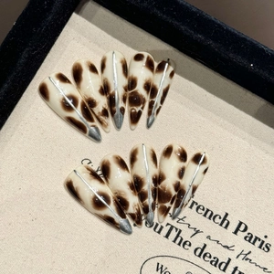 Faux Ongles à Presser Imprimé Léopard Avec Lignes Argentées 3D Forme Stiletto Amande Manucure Faite à Main pour Femmes Quotidien Fête