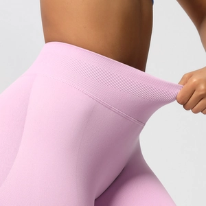 Nahaufnahme der pfirsichrosa High-Waist-Yogahose aus elastischem, nahtlosem Rippstoff