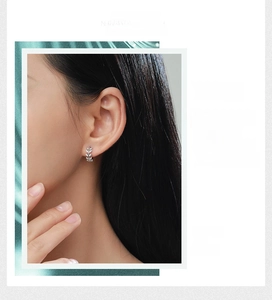 Gros plan de boucles d'oreilles feuilles en argent s925 avec zircons sur un mannequin