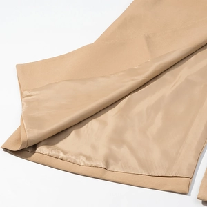 Elegante cappotto in lana kaki con trama in twill e fodera in seta coordinata