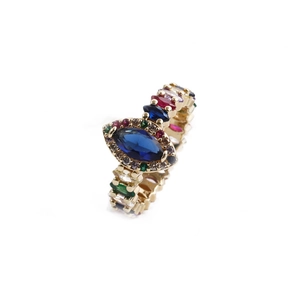 Vue détaillée d'une bague dorée avec pierre marquise bleue et détails en pavé de zircon