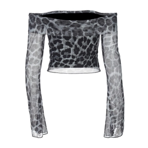 Vue détaillée du crop top transparent en maille à imprimé léopard noir et gris épaules nues