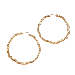 Orecchini a cerchio dorati minimalisti con texture geometrica ondulata e finitura lucida