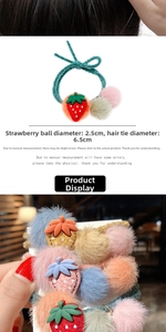 Dettaglio di elastici per capelli con ciondoli a fragola in peluche da 2,5 cm e pompon