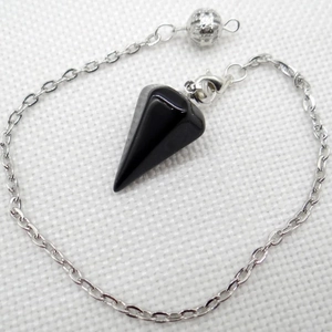 Detailansicht eines schwarzen Obsidian-Anhängers in Sechseckform an silberner Kette