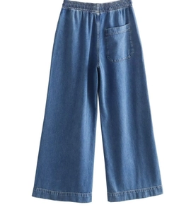 Detail einer blauen Denim-Weitbeinhose mit Gummizug und Kontrastnähten als Akzent