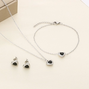 Ensemble détaillé de collier, bracelet et boucles d'oreilles cœur noir en acier argent
