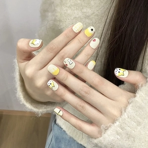 Faux ongles faits main avec motifs de poussin jaune et cœurs mignons sur pointes courtes
