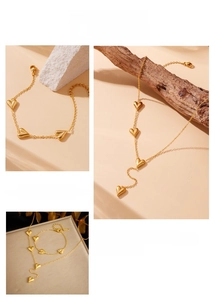 Dettaglio del set collana e bracciale in acciaio inossidabile dorato con ciondoli cuore