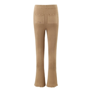 Dettaglio dei pantaloni in maglia cammello con bordi a onde e ricamo Lucky sulla tasca