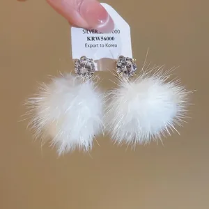 Boucles d'oreilles en argent 925 avec zircon clair et pendentif pompon blanc soyeux