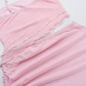 Detail eines rosa Trägerkleids mit Rüschenkanten und geraffter Textur am seitlichen Kordelzug
